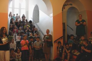 Die beteiligten Schüler und Lehrer freuten sich, dass die Ausstellung endlich eröffnet wurde. Foto: Gogol